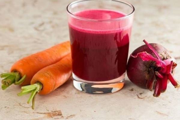 Jugo de remolacha o betabel, zanahoria y naranja