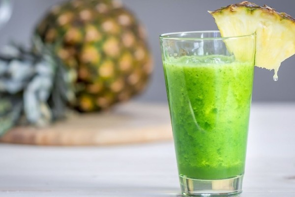 jugo de piña y perejil