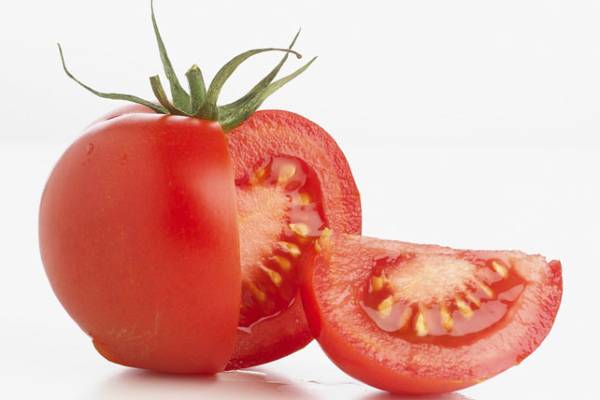 Mascarilla de harina de maíz con tomate maduro para cabellos finos