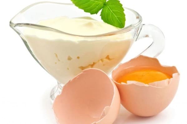 Mascarilla de yogurt con claras de huevo y limón para cabellos tristes sin brillo