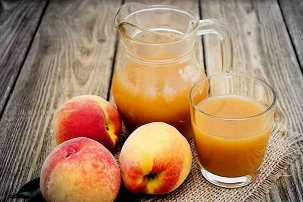 Jugo de durazno, llantén y naranja